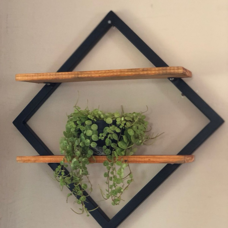 Quadro decorativo nicho com design industrial em ferro e tábua pinus losango 2 madeiras envernizadas