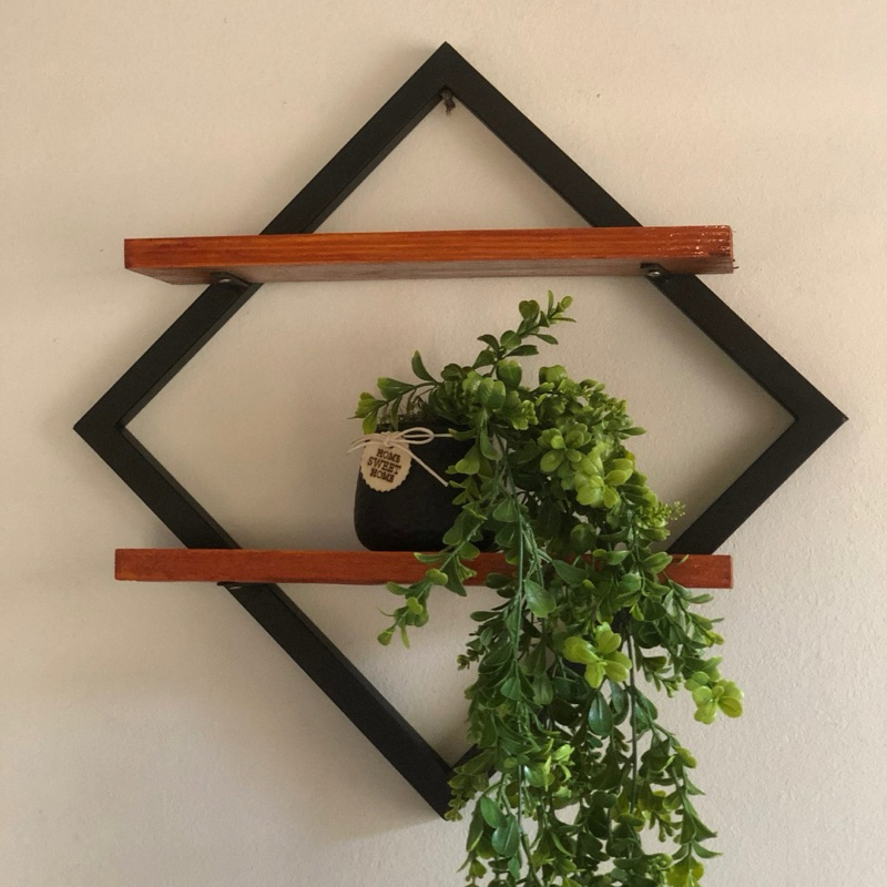 Quadro decorativo nicho com design industrial em ferro e tábua pinus losango 2 madeiras envernizadas